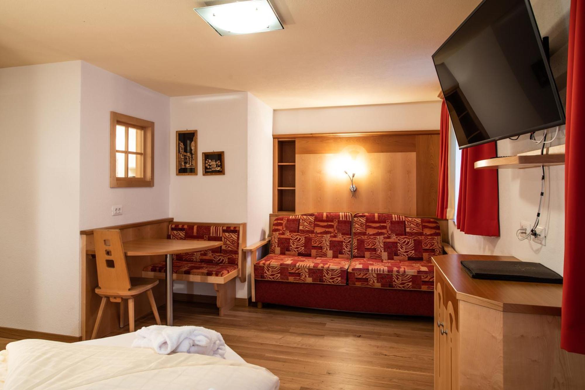 Aktiv- Und Wellnesshotel Traube- Post Curon Venosta Buitenkant foto