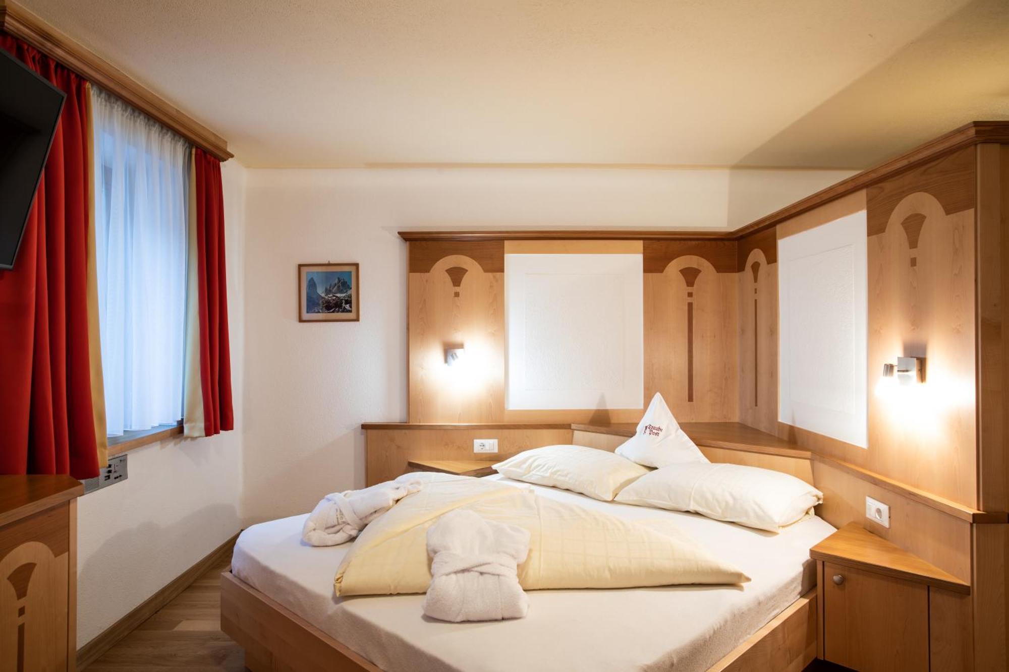 Aktiv- Und Wellnesshotel Traube- Post Curon Venosta Buitenkant foto