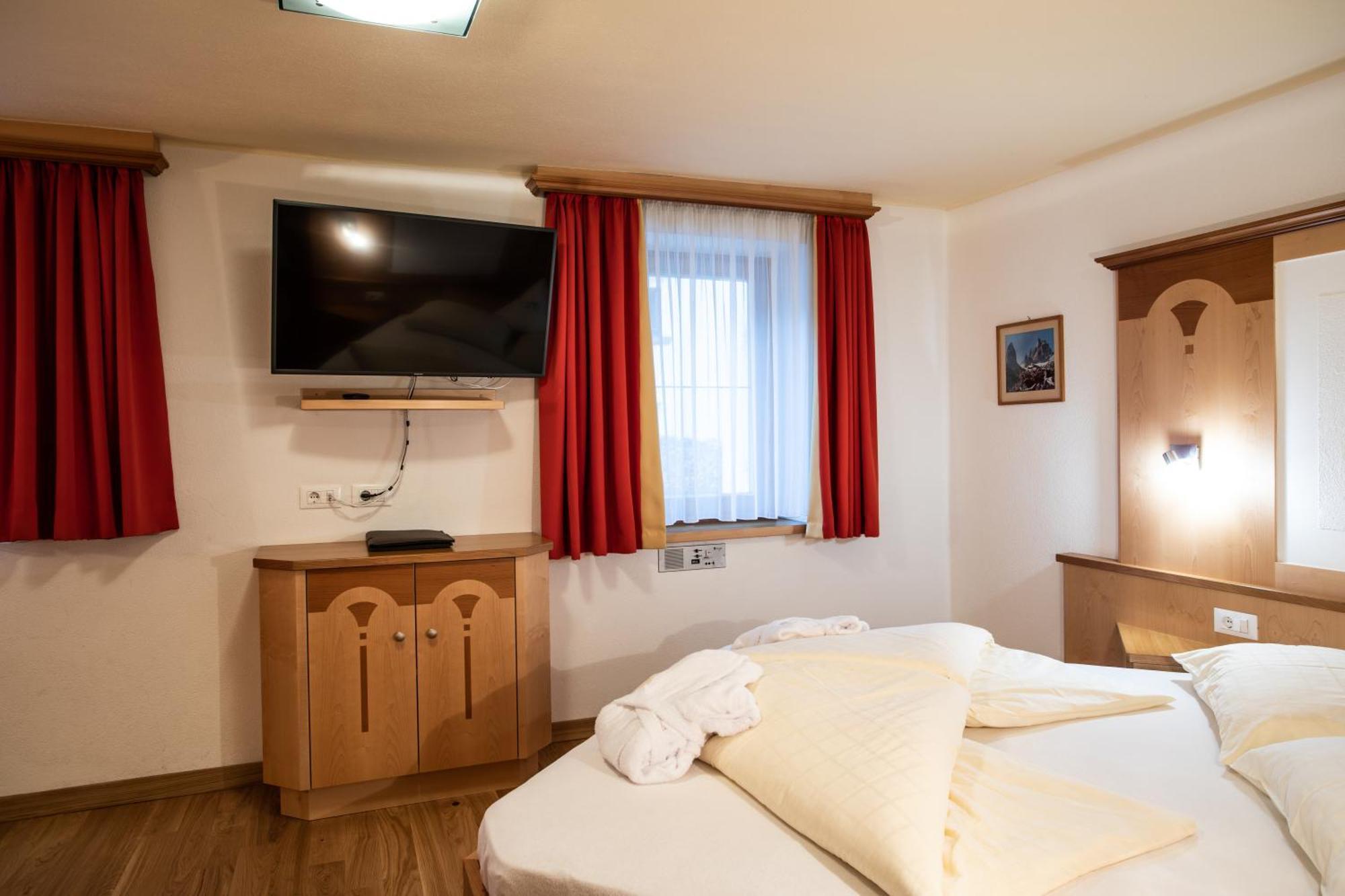 Aktiv- Und Wellnesshotel Traube- Post Curon Venosta Buitenkant foto