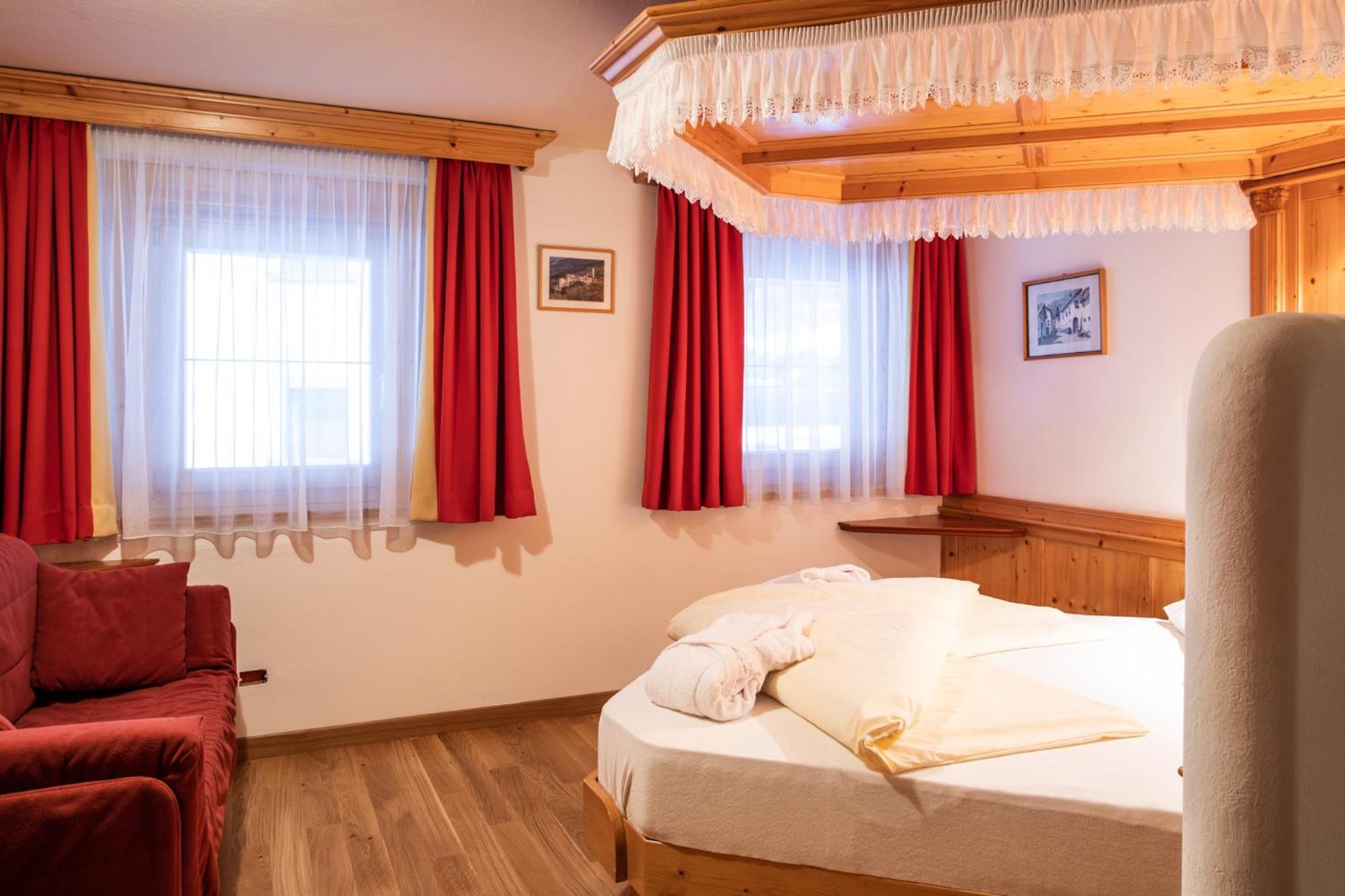 Aktiv- Und Wellnesshotel Traube- Post Curon Venosta Buitenkant foto