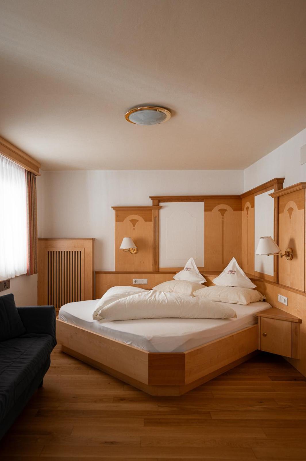 Aktiv- Und Wellnesshotel Traube- Post Curon Venosta Buitenkant foto