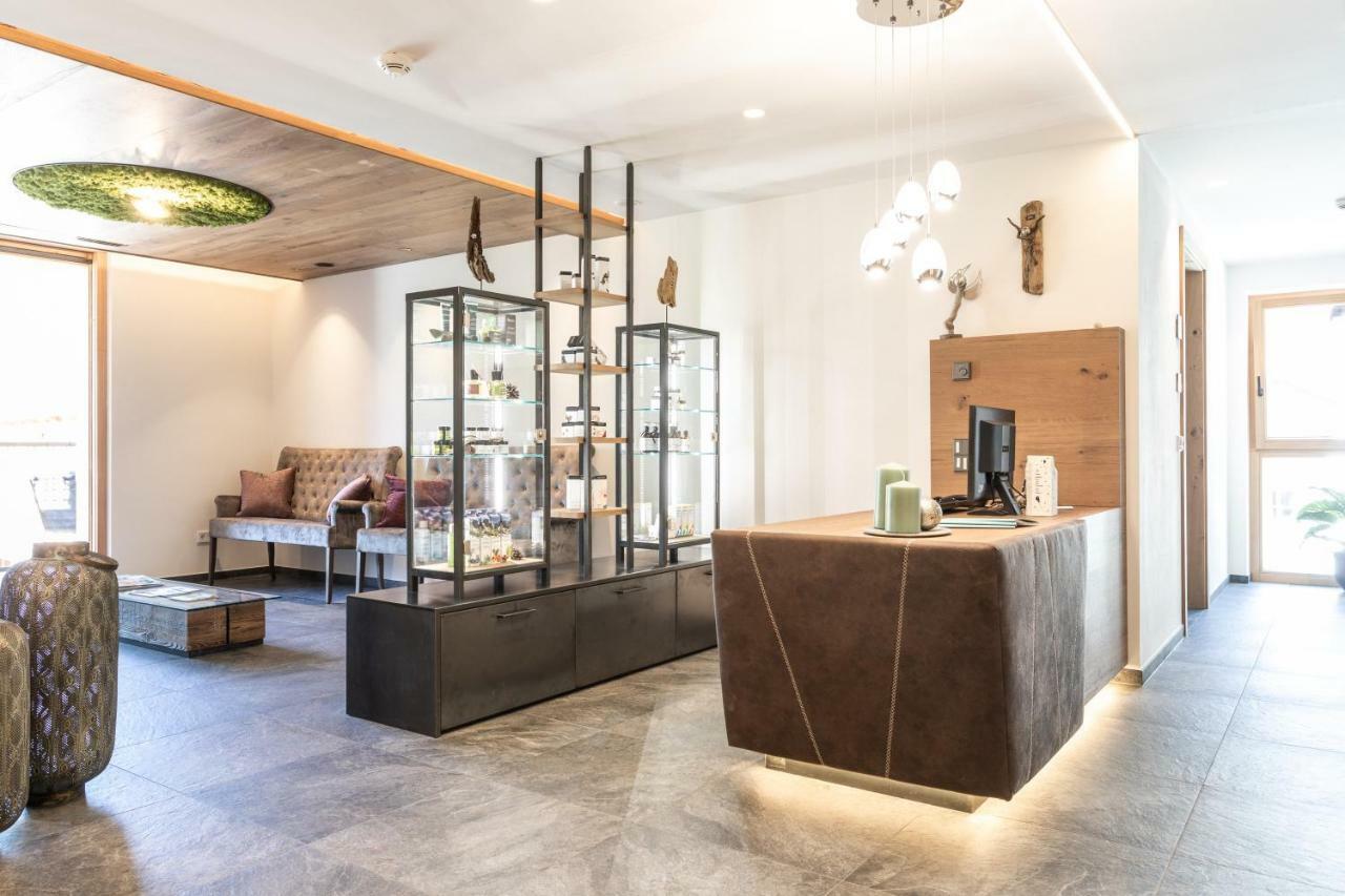 Aktiv- Und Wellnesshotel Traube- Post Curon Venosta Buitenkant foto